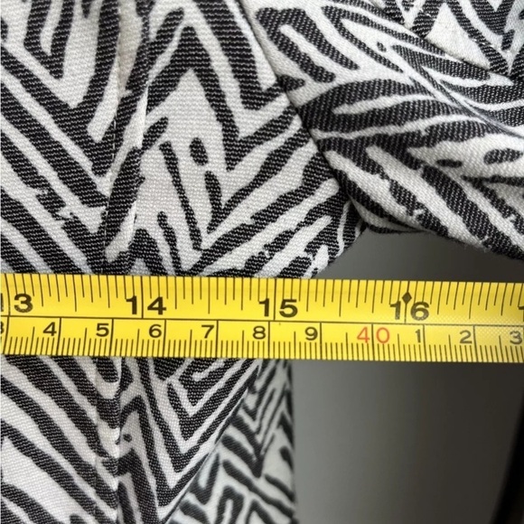 Cabi Peacoat Jacket Sz XS Zig Zag Ponte Knit style #3034 Zebra EUC Artsy Buttons - Picture 14 of 16